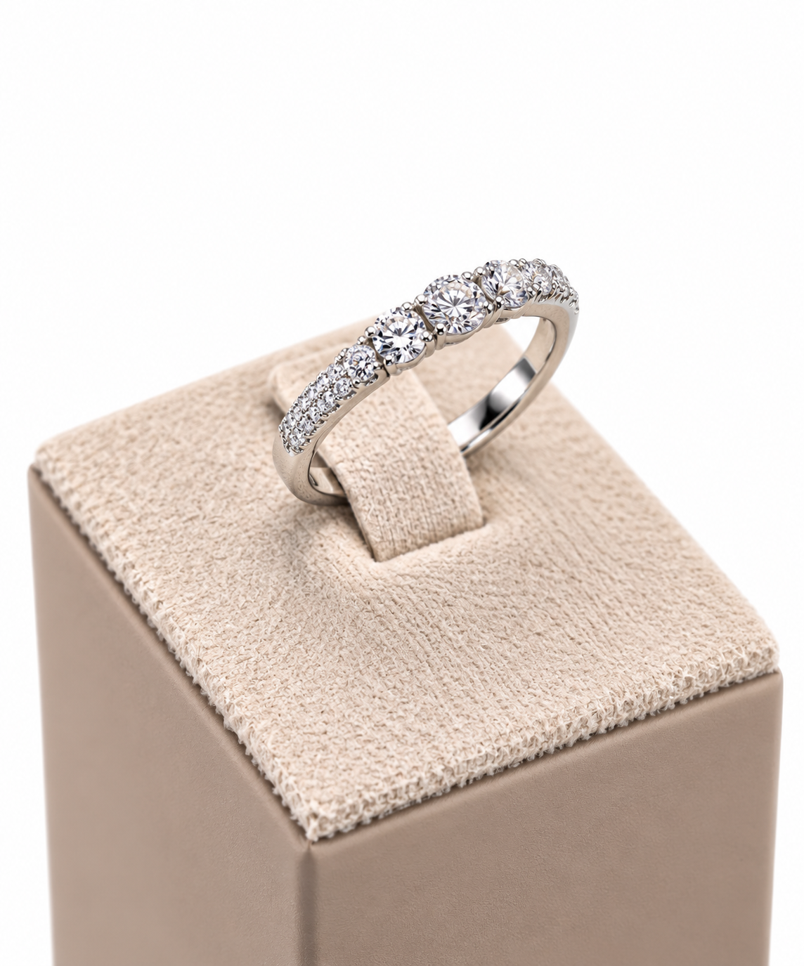 Anello Veretta in Oro Bianco 18 kt con Zaffiri Bianchi
