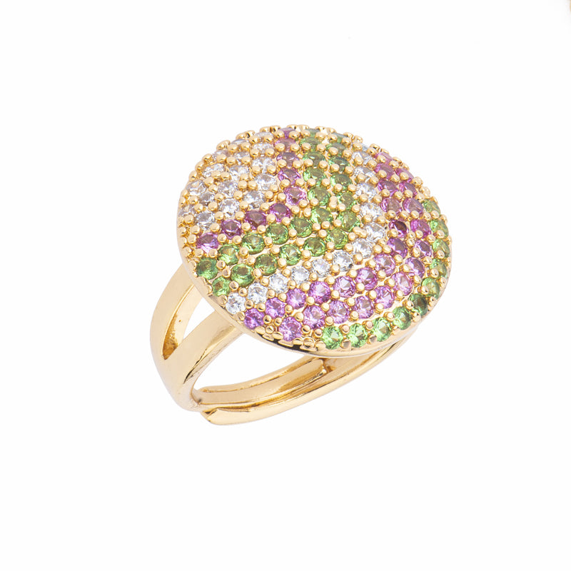 Anello top in brass dorato con pavè di zirconi clear, fucsia e peridot dal pattern ondulato