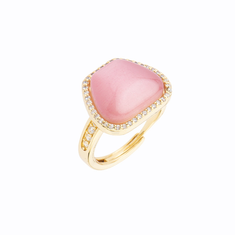 Anello top in brass dorato a forma di trapezio con cat eye rosa e frame di zirconi clear