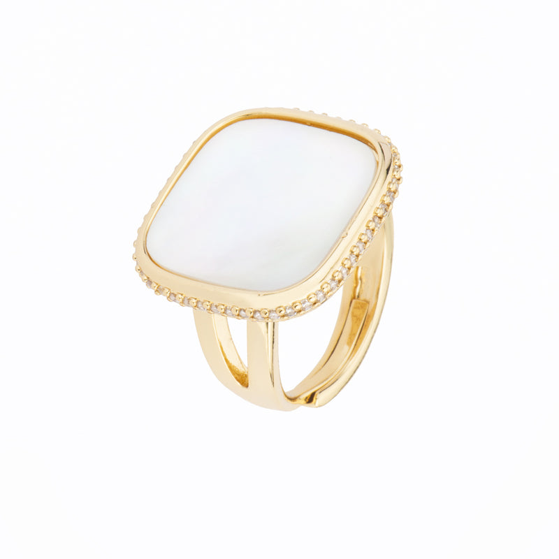 Anello top in lamina carré di madreperla con frame in brass dorato con bordatura in pavé di
zirconi clear - misura regolabile