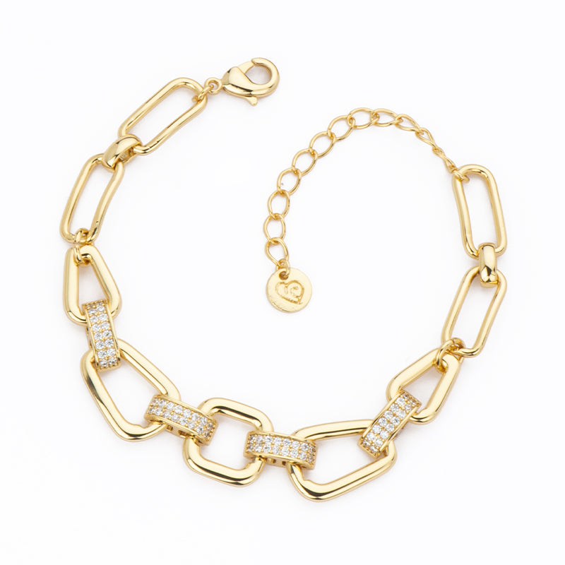 Bracciale catena assemblato a mano con elementi trapezoidali in brass liscio e dorato alternati a links in pavé di zirconi cl - Misura Regolabile