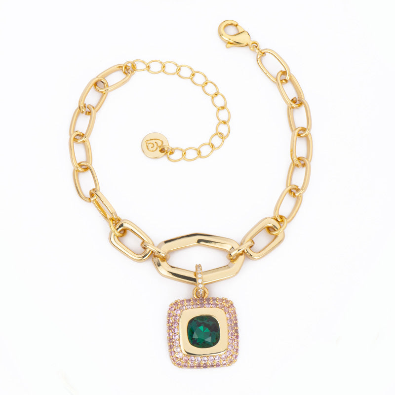 Bracciale con catena forzatina in brass dorato e pendente carrè con centrale in cristallo smeraldo e pavè di zirconi rodolite - misura regolabile