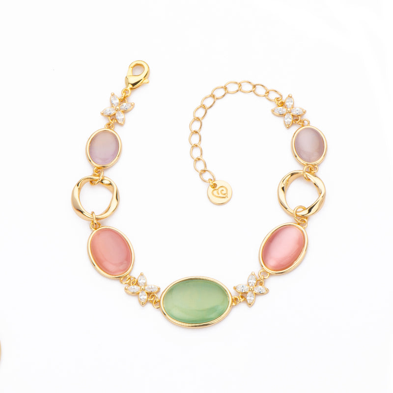 Bracciale elementi torchon in brass dorato intervallati da fiori in zirconi navette clear e cat eye tanzanite, rosa e mela - Misura Regolabile