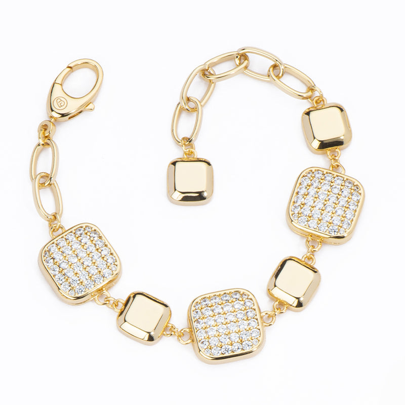 Bracciale catena ovalina in brass dorato intervallata da elementi carré stondati lisci e in pavé di zirconi clear - misura regolabile