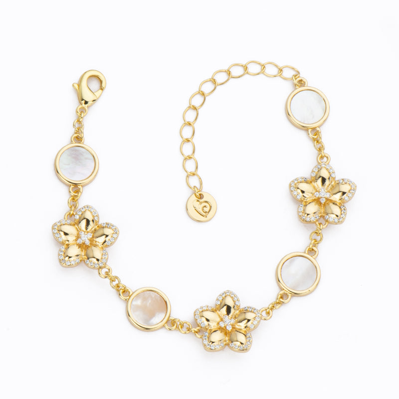 Bracciale catenina rolò in brass dorato intervallata da fiori con zirconi clear e lamina tonda in
madreperla  - Misura Regolabile