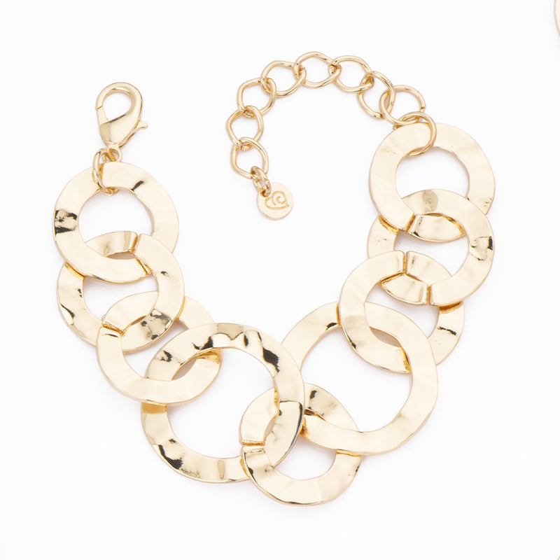 Bracciale anelli ondulati in brass dorato lucido e martellato in due misure alternate
