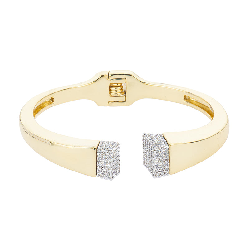 Bracciale fascia squadrata in brass lucido e dorato con pianetti centrali in pavé di zirconi clear e
chiusura a scatto