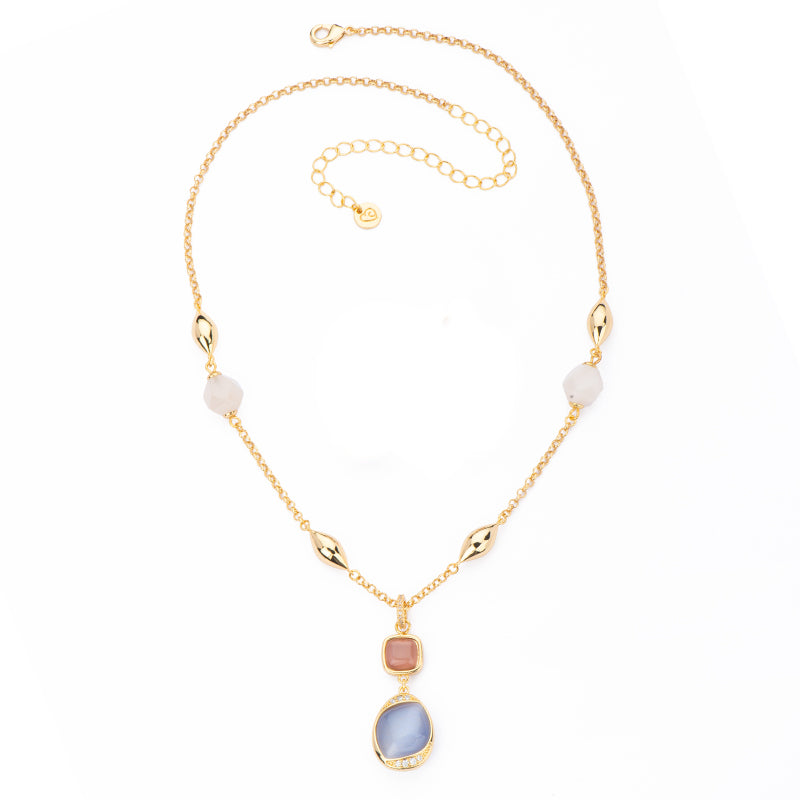 Collana catenina in brass dorato e pendente con intarsio obliquo in cat eye blu ceruleo,cipria e pietre in avventurina rosa - misura regolabile