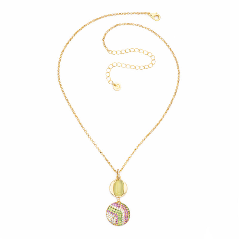 Collana catena rolò e pendente tondo in brass dorato con cat eye verde e pavè di zirconi clear,
fucsia e peridot - misura regolabile