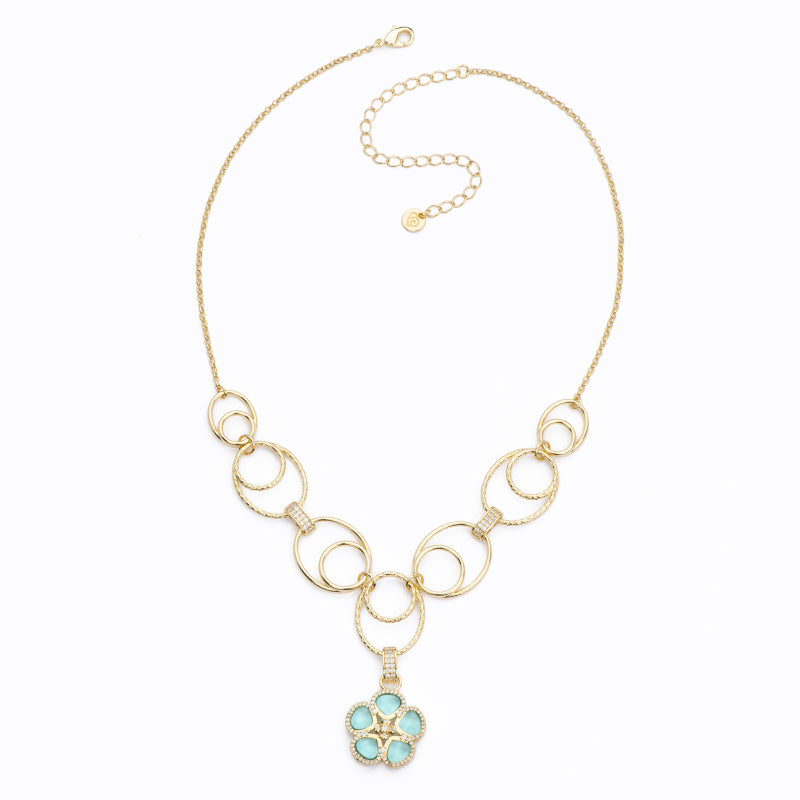 Collana con catenina in brass dorato con ovali lisci e diamantati alternati e pendente a fiore in cristallo verde acqua - misura regolabile