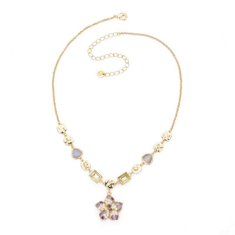 Collana a girocollo in brass dorato con cristalli citrino cat eye ametista e pendente a fiore in pavè di zirconi violet e clear - misura regolabile