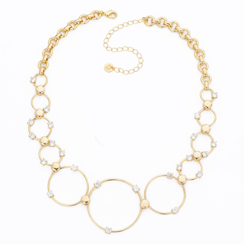 Collana girocollo in brass dorato assemblato a mano con anelli multi dimensione e punti luce in zirconi clear  - Misura regolabile