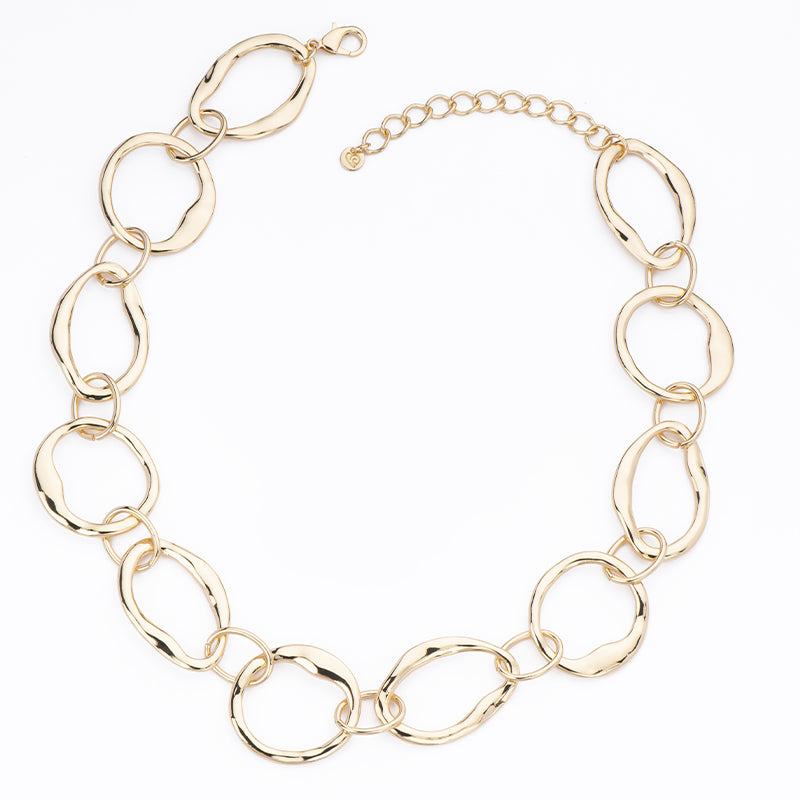 Collana catena assemblata a mano con anelli sagomati asimmetrici alternati in brass dorato