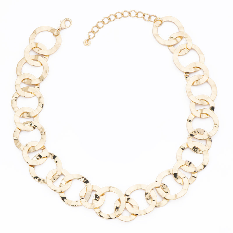 Collana anelli ondulati in brass dorato lucido e martellato in due misure alternate