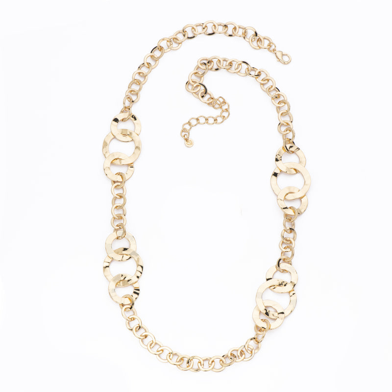 Collana catena intervallata da anelli ondulati in brass dorato lucido e martellato in due misure alternate