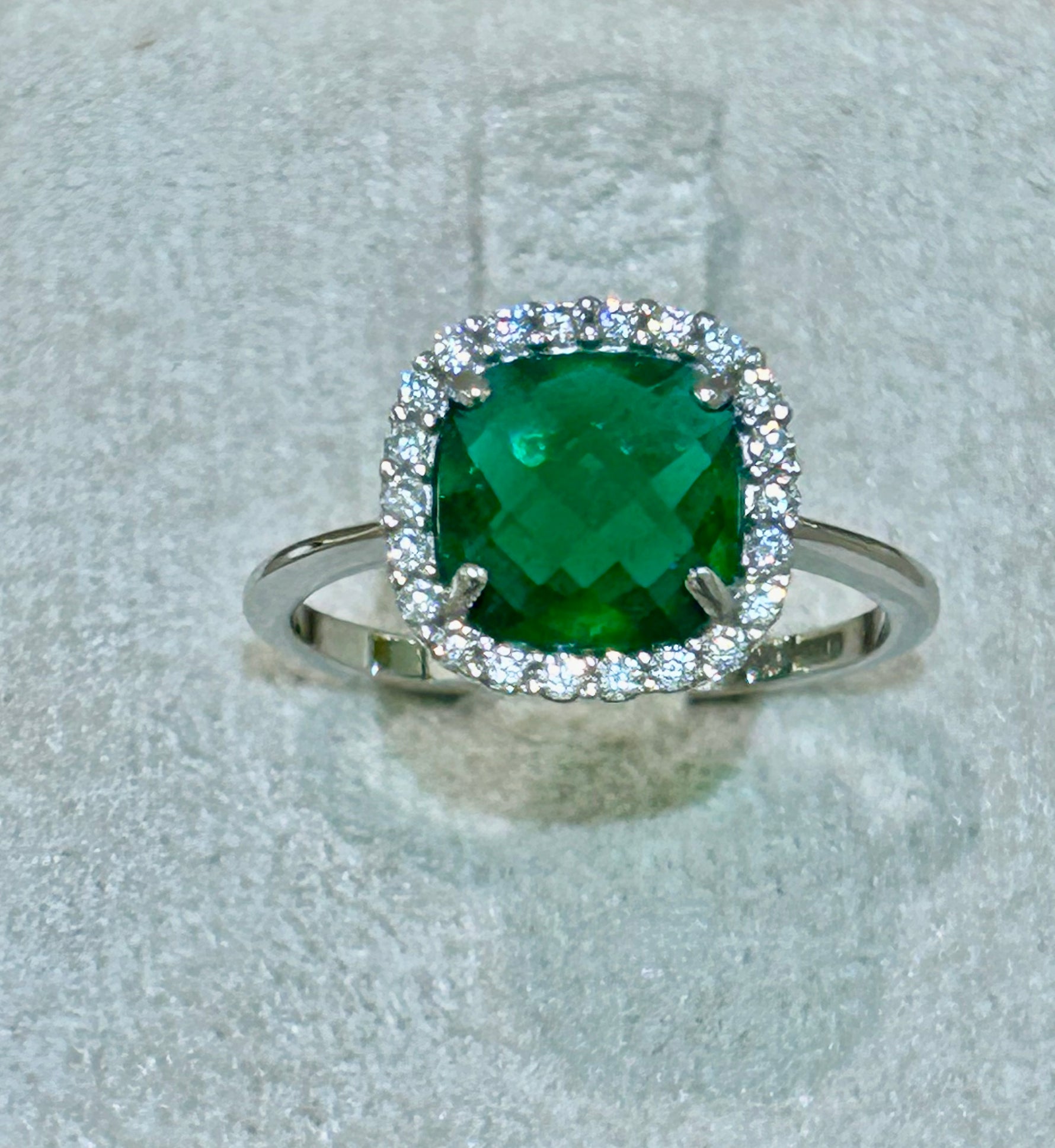 Anello in oro bianco 18kt con zaffiri bianchi e peridoto