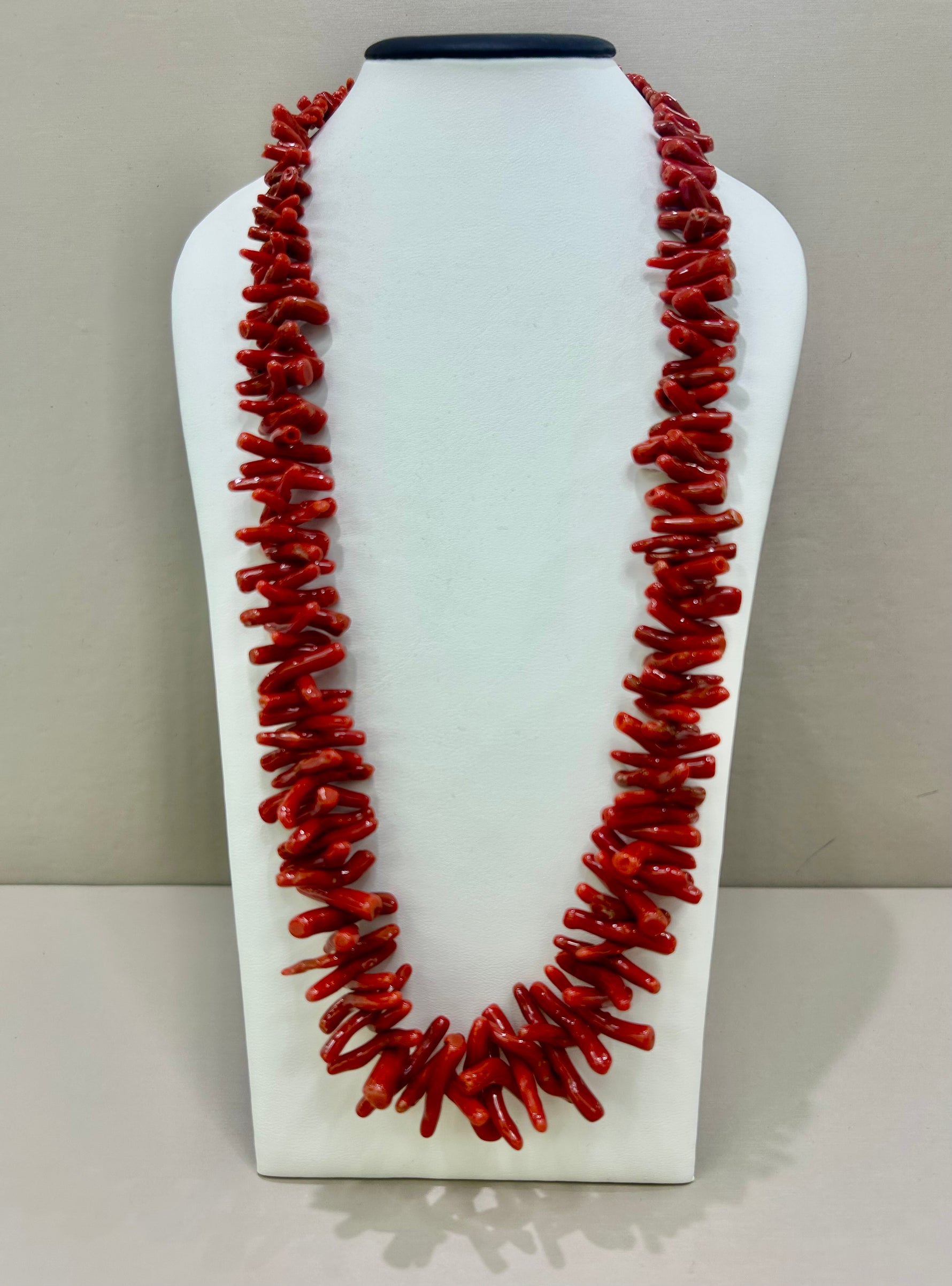 Collana rami di corallo certificato a degradare circonferenza 60cm.