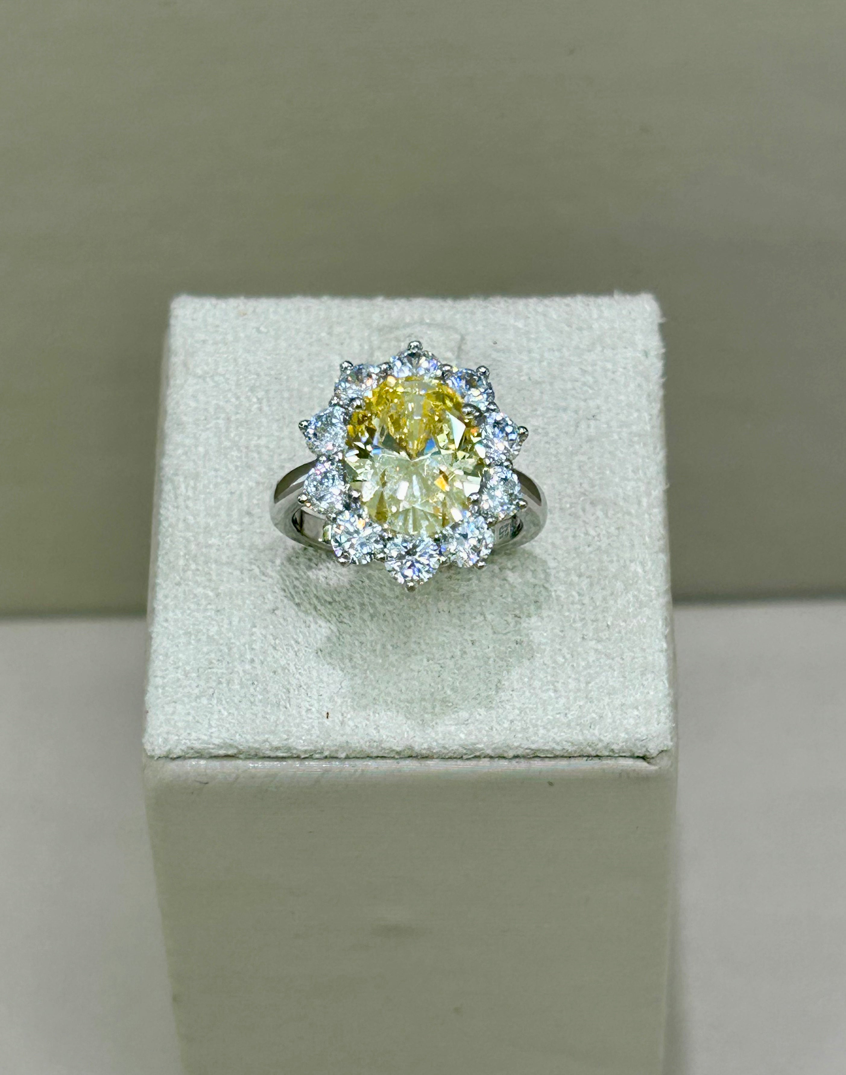 Anello in argento 925% con topazio e zaffiri bianchi
