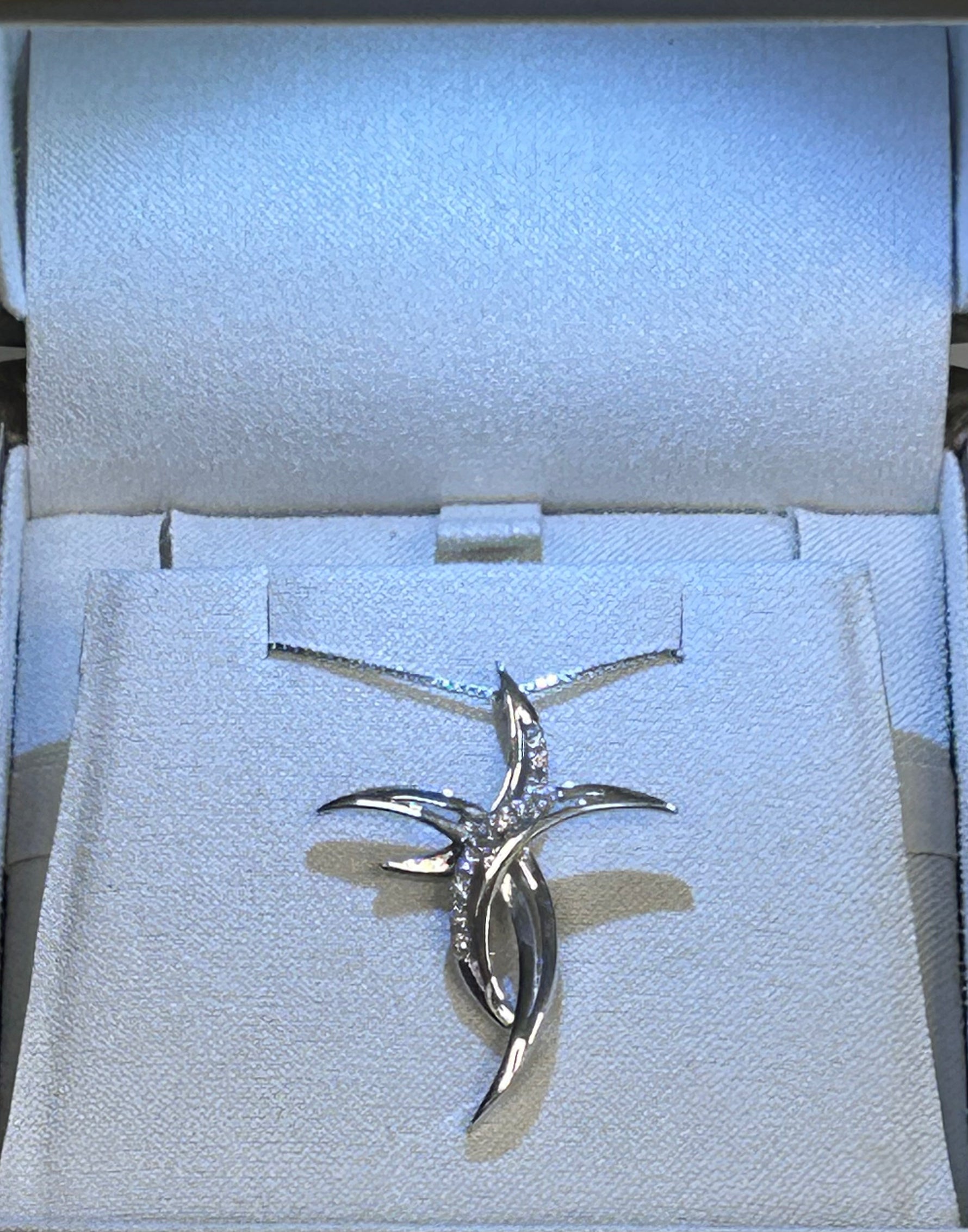 Collana con croce in oro 18kt e brillanti