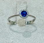 Anello in oro bianco 18kt con topazio blu e zaffiri bianchi