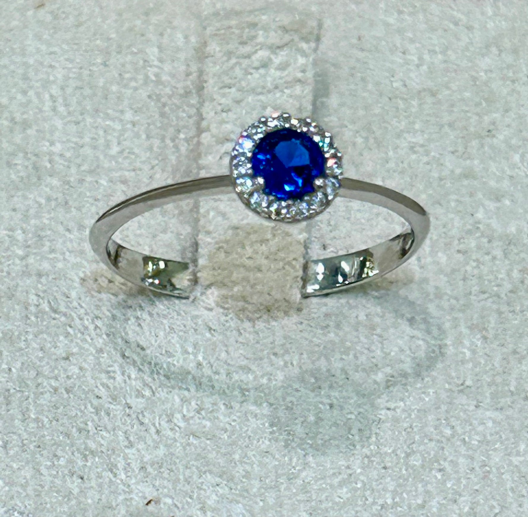 Anello in oro bianco 18kt con topazio blu e zaffiri bianchi