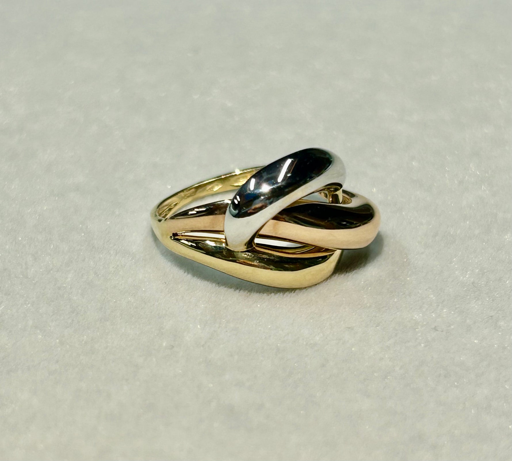 Anello in oro 18kt nei tre colori dell’oro