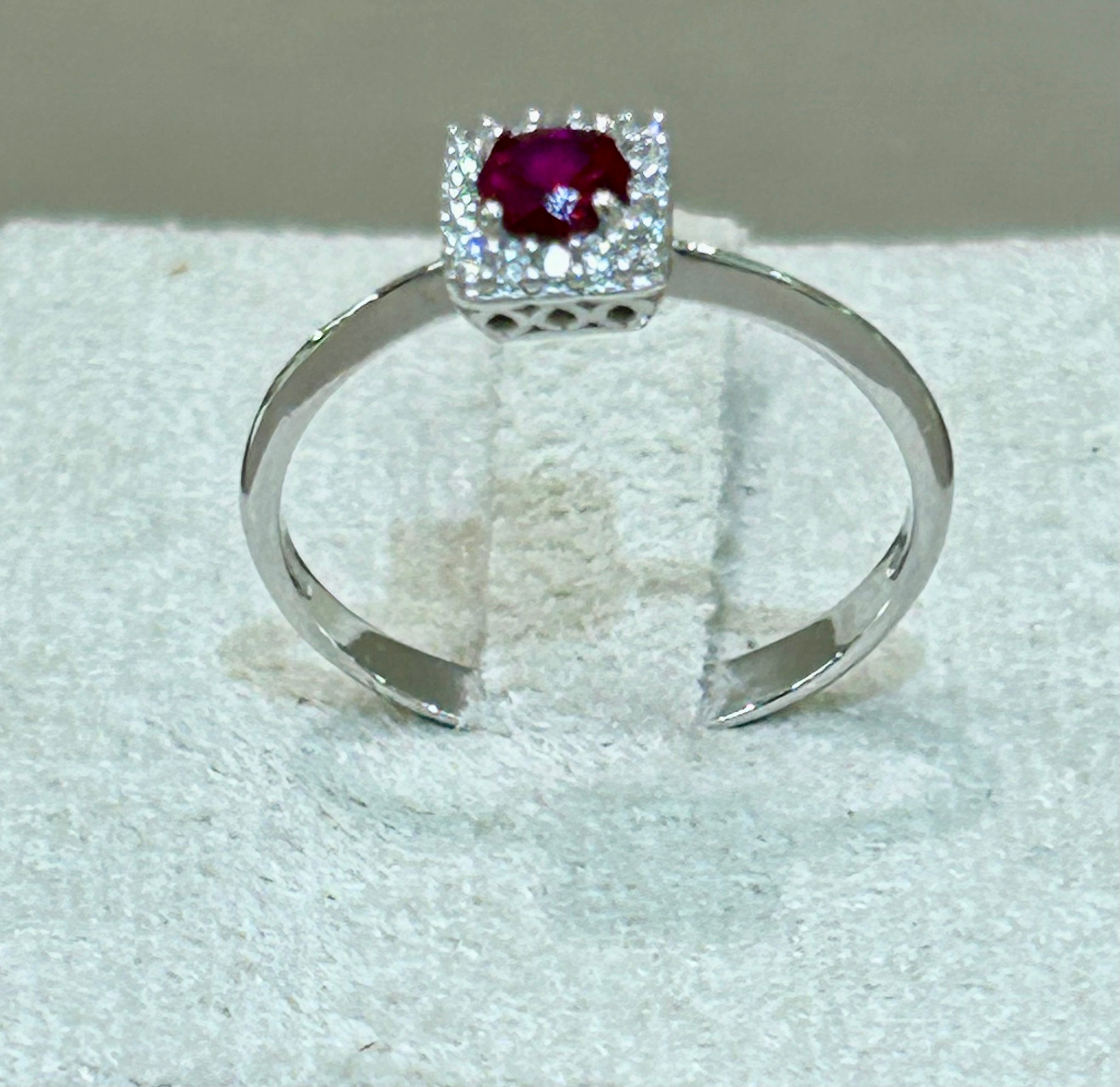 Anello in oro bianco 18kt con zaffiro rosso e zaffiri bianchi