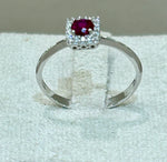 Anello in oro bianco 18kt con zaffiro rosso e zaffiri bianchi
