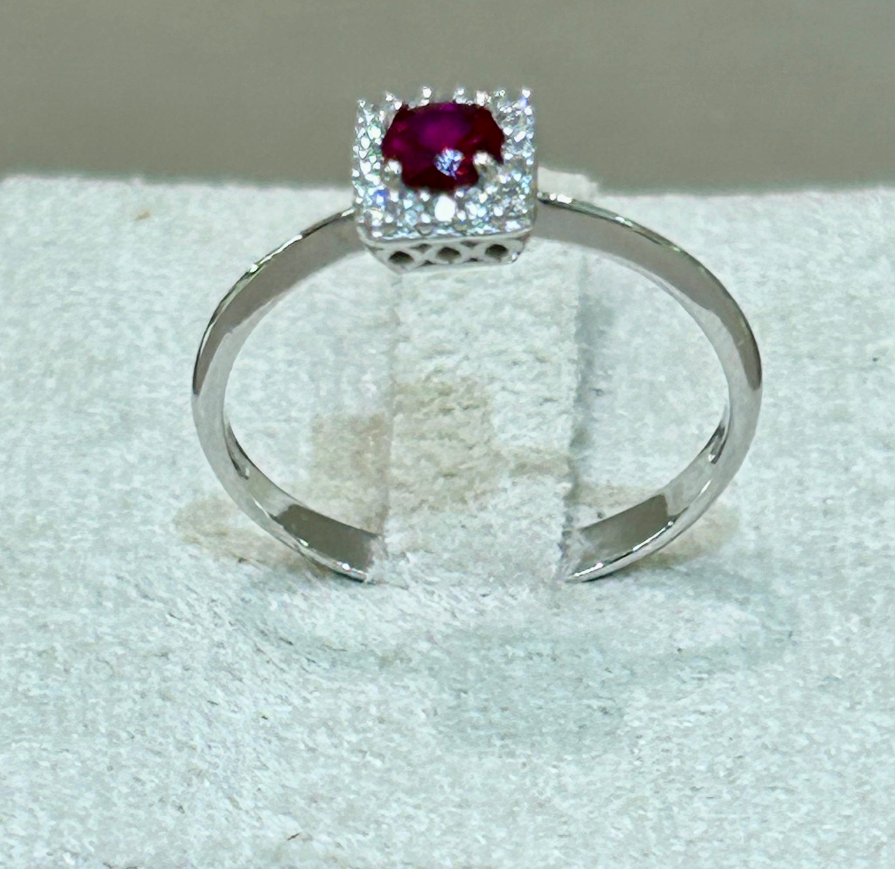 Anello in oro bianco 18kt con zaffiro rosso e zaffiri bianchi