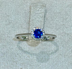 Anello in oro bianco 18kt con topazio blu e zaffiri bianchi