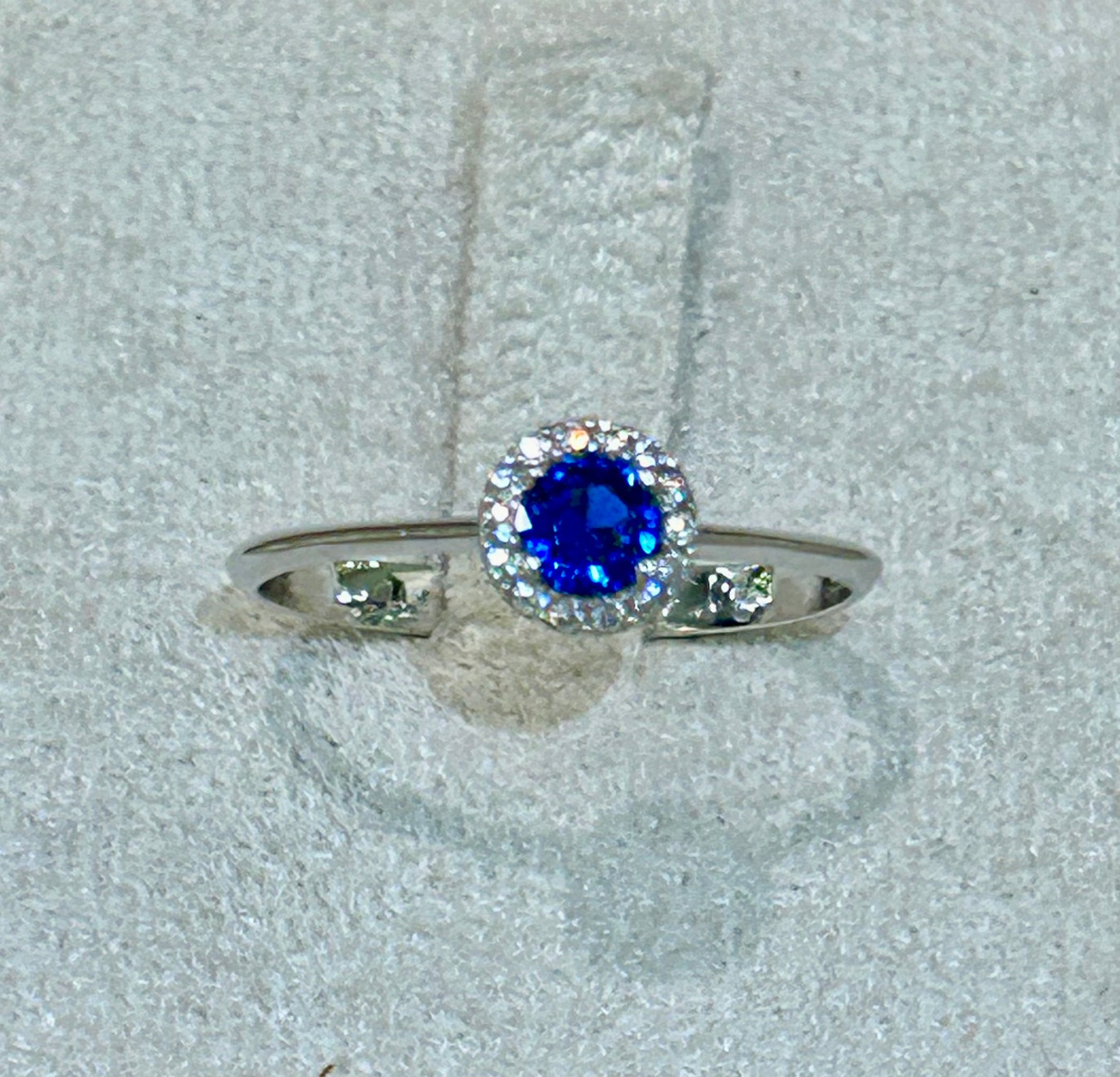 Anello in oro bianco 18kt con topazio blu e zaffiri bianchi