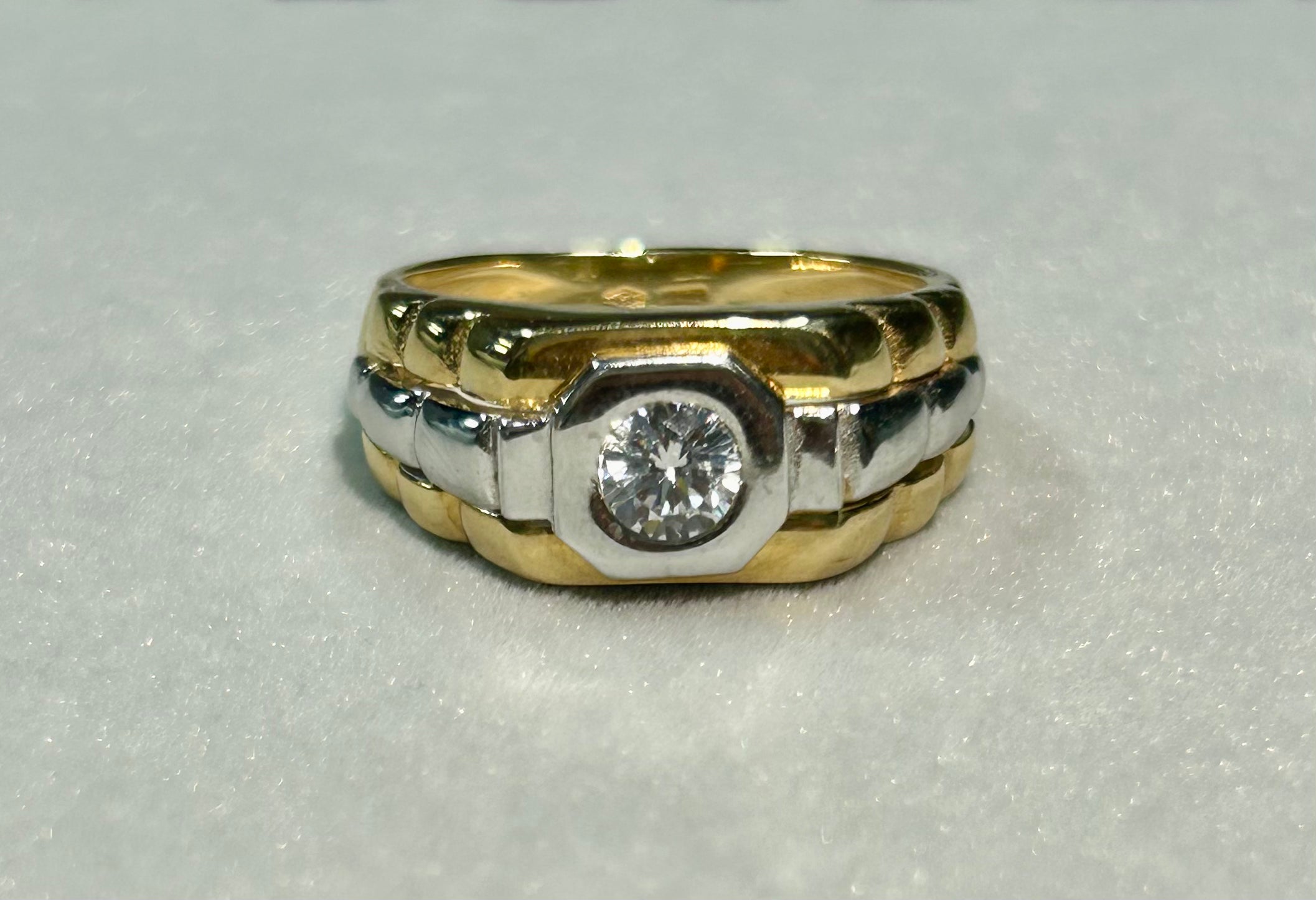 Anello uomo modello Cartier in oro 18kt bicolore con zaffiro bianco