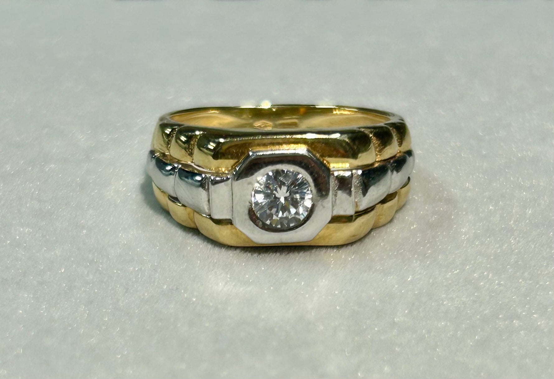 Anello uomo modello Cartier in oro 18kt bicolore con zaffiro bianco