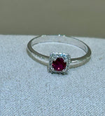 Anello in oro bianco 18kt con zaffiro rosso e zaffiri bianchi