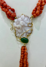 Collana torchon in corallo e cameo su base in argento dorata