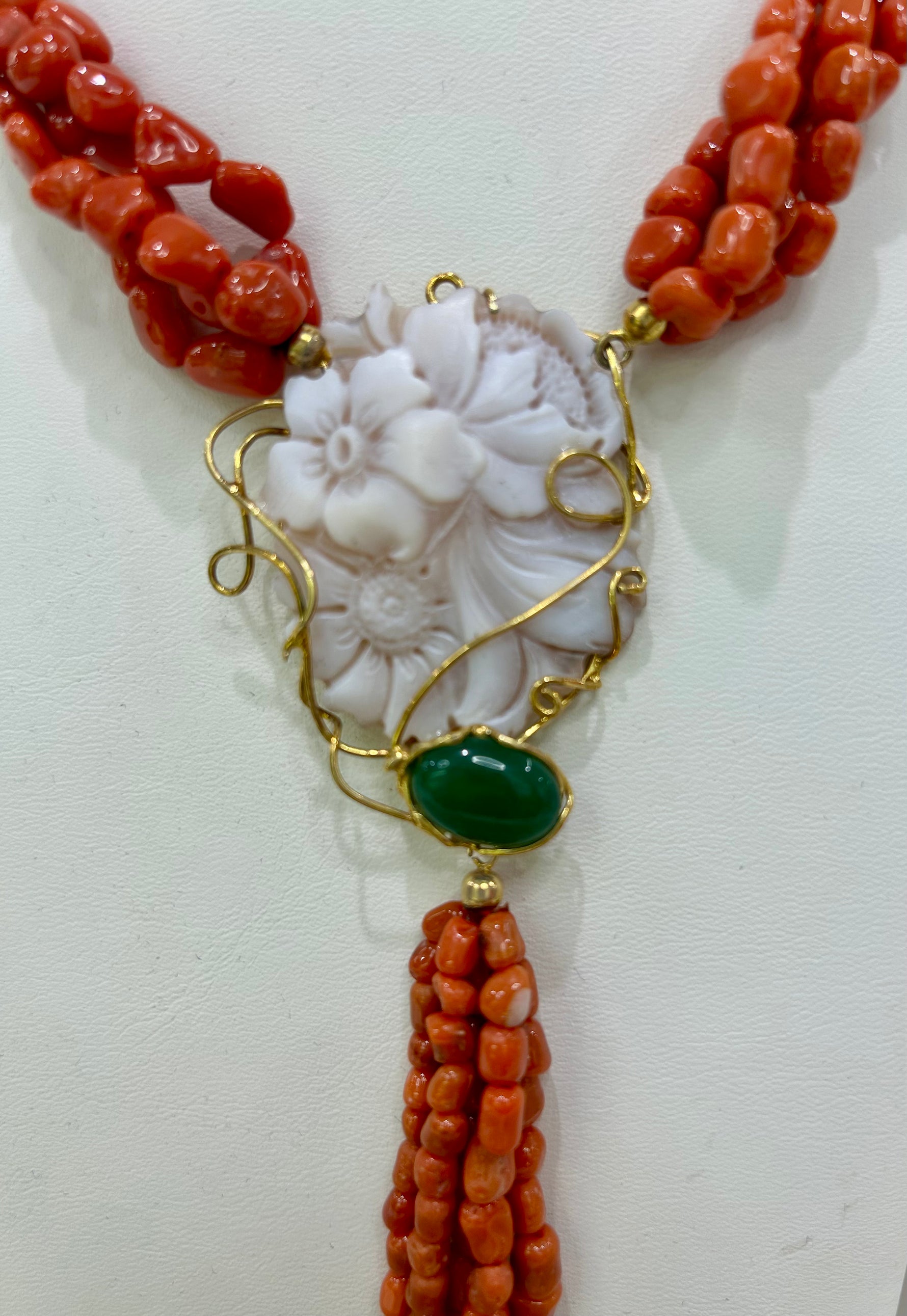 Collana torchon in corallo e cameo su base in argento dorata