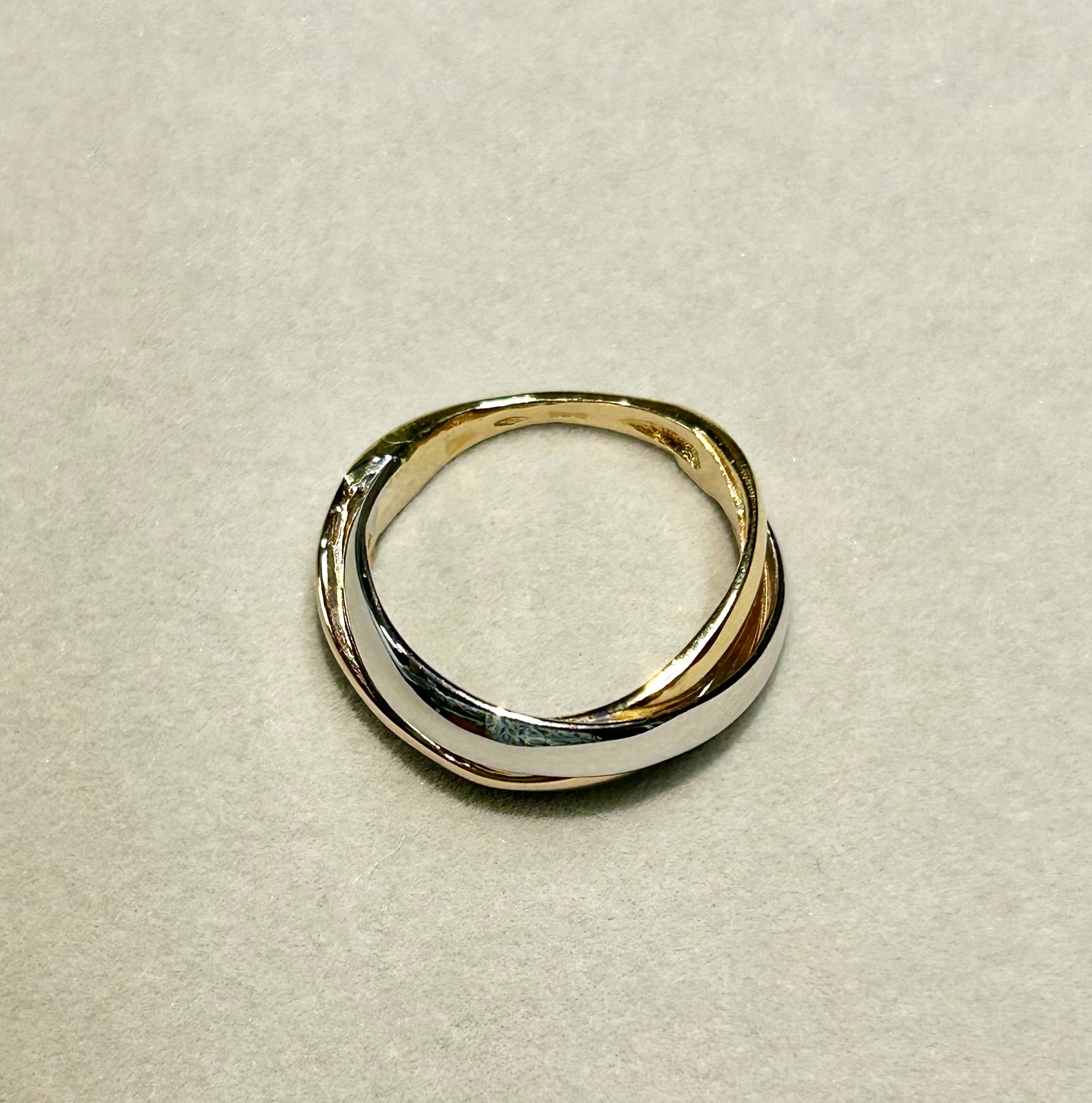 Anello in oro 18kt nei tre colori dell’oro