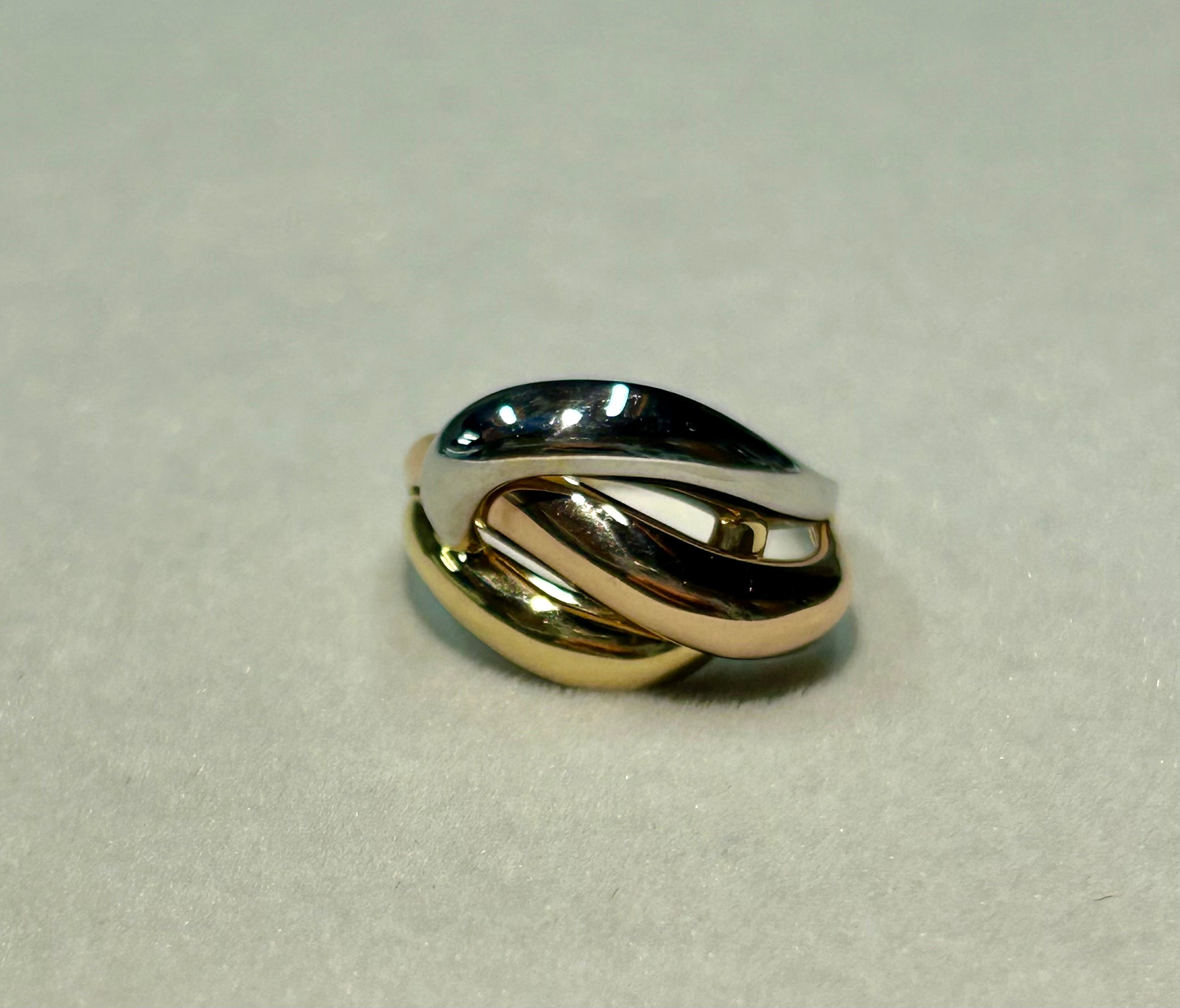 Anello in oro 18kt nei tre colori dell’oro