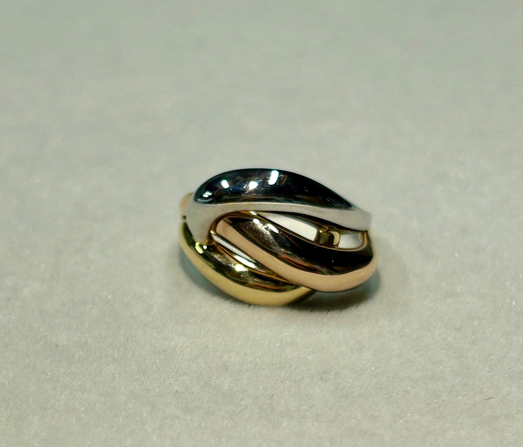 Anello in oro 18kt nei tre colori dell’oro