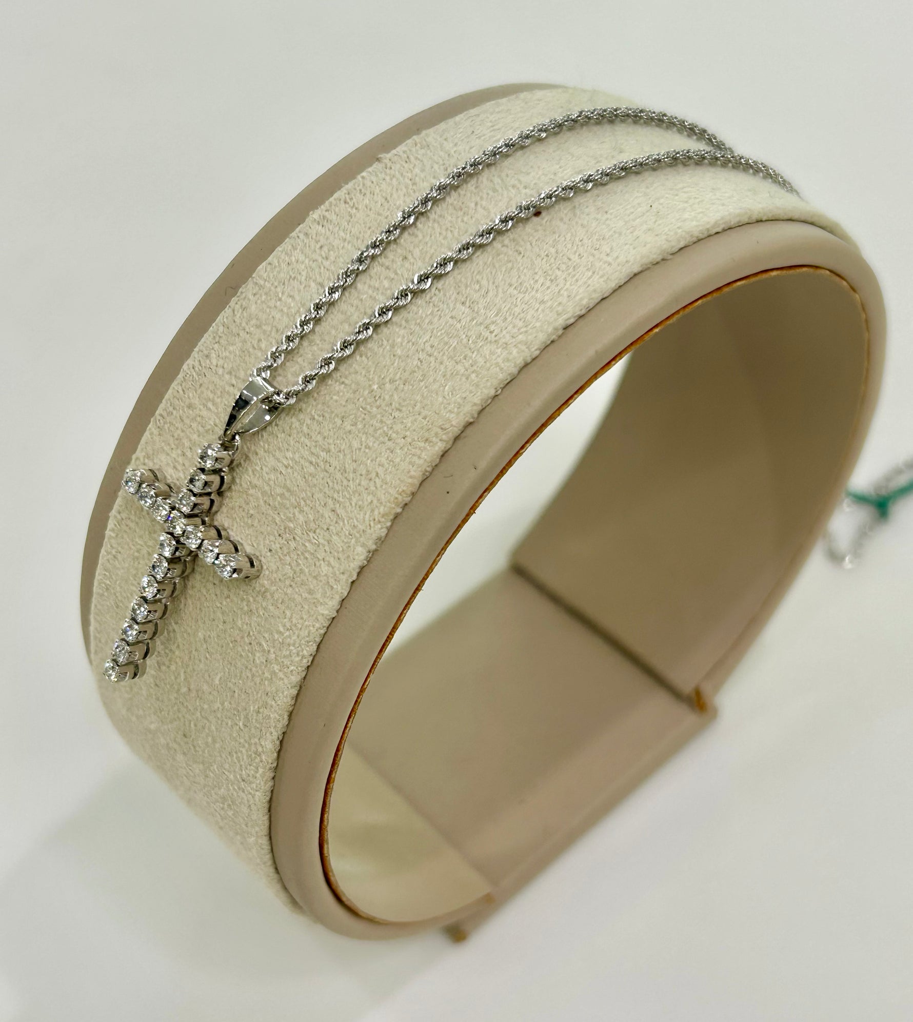 Corda laser con croce e brillanti