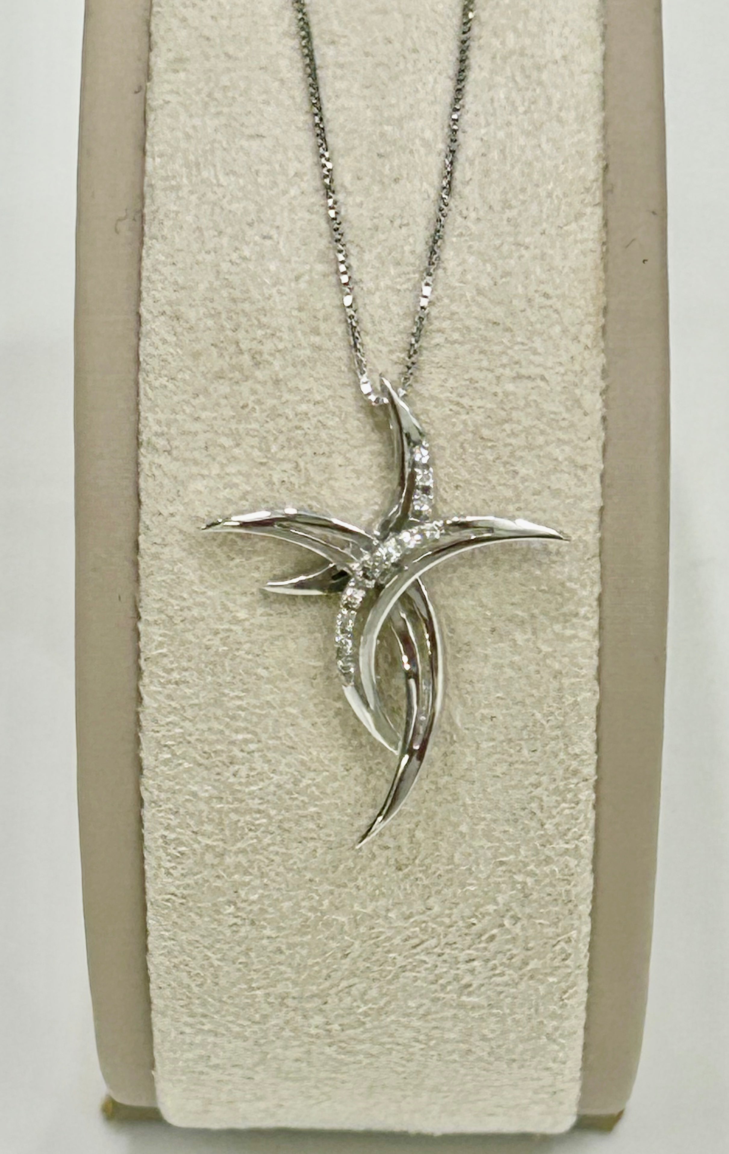 Collana con croce in oro 18kt e brillanti