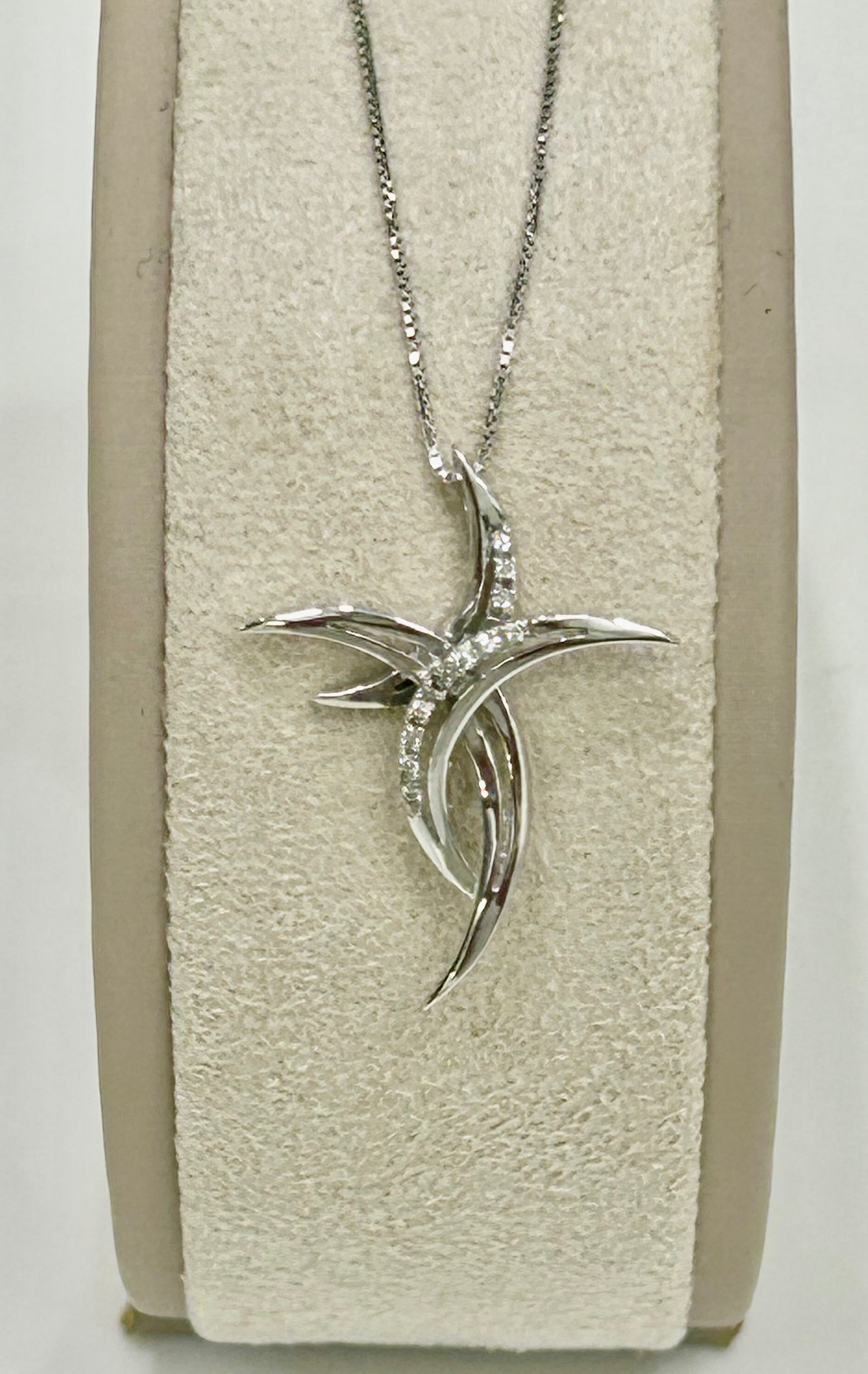 Collana con croce in oro 18kt e brillanti