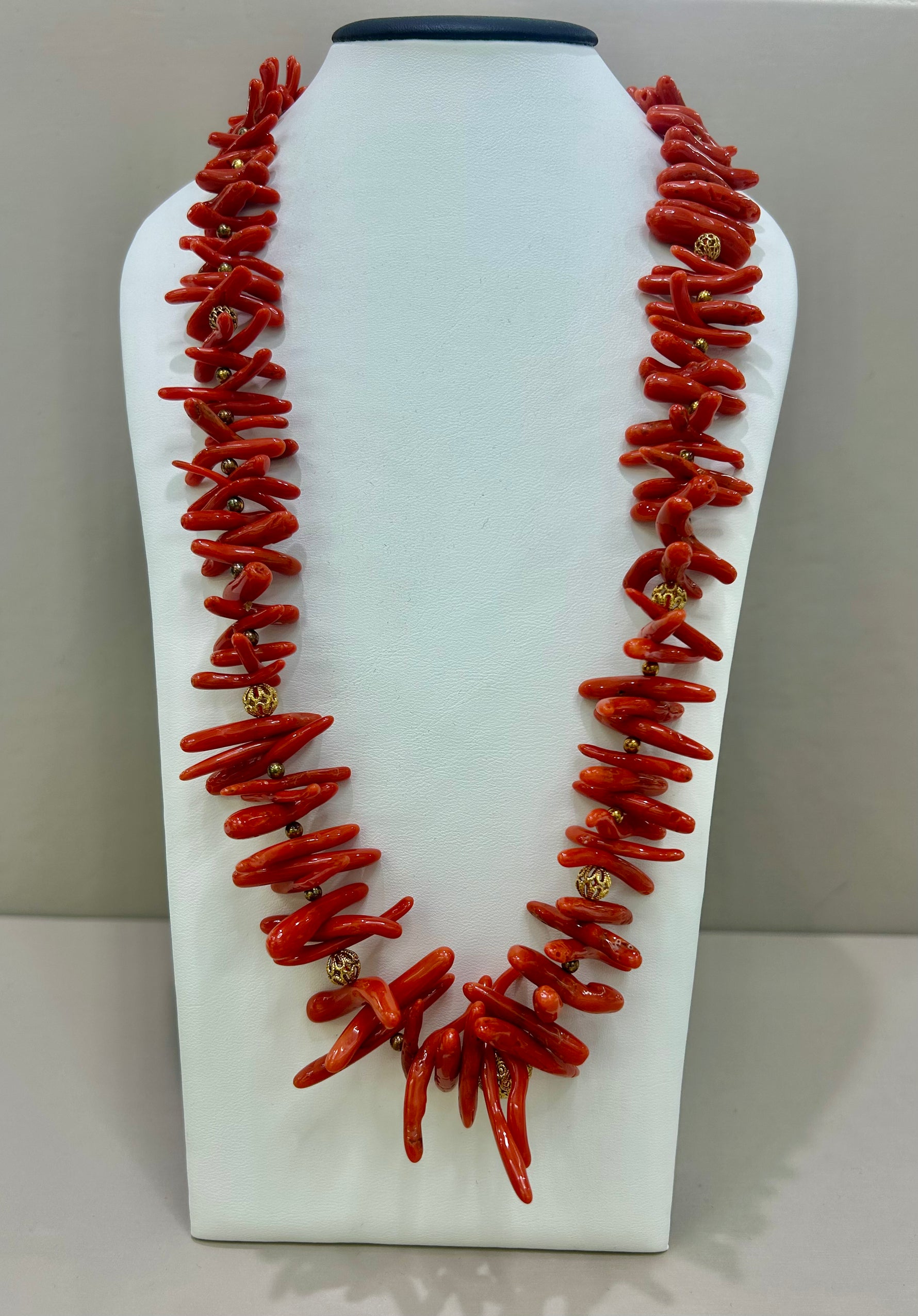 Collana rami di corallo autentico montato a degradare circonferenza 60cm.