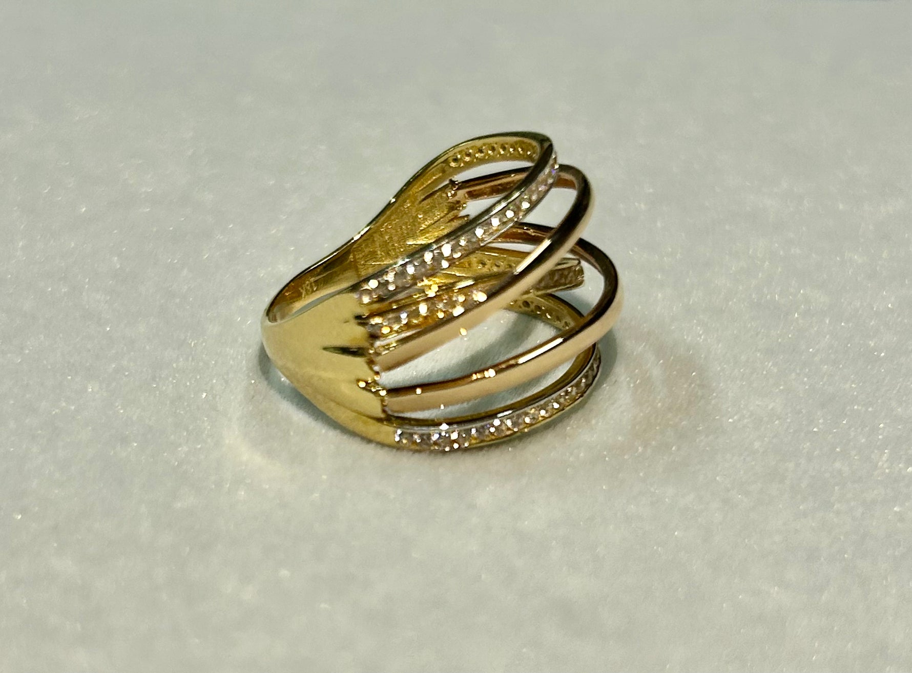 Anello/fascia in oro giallo 18kt e zaffiri bianchi