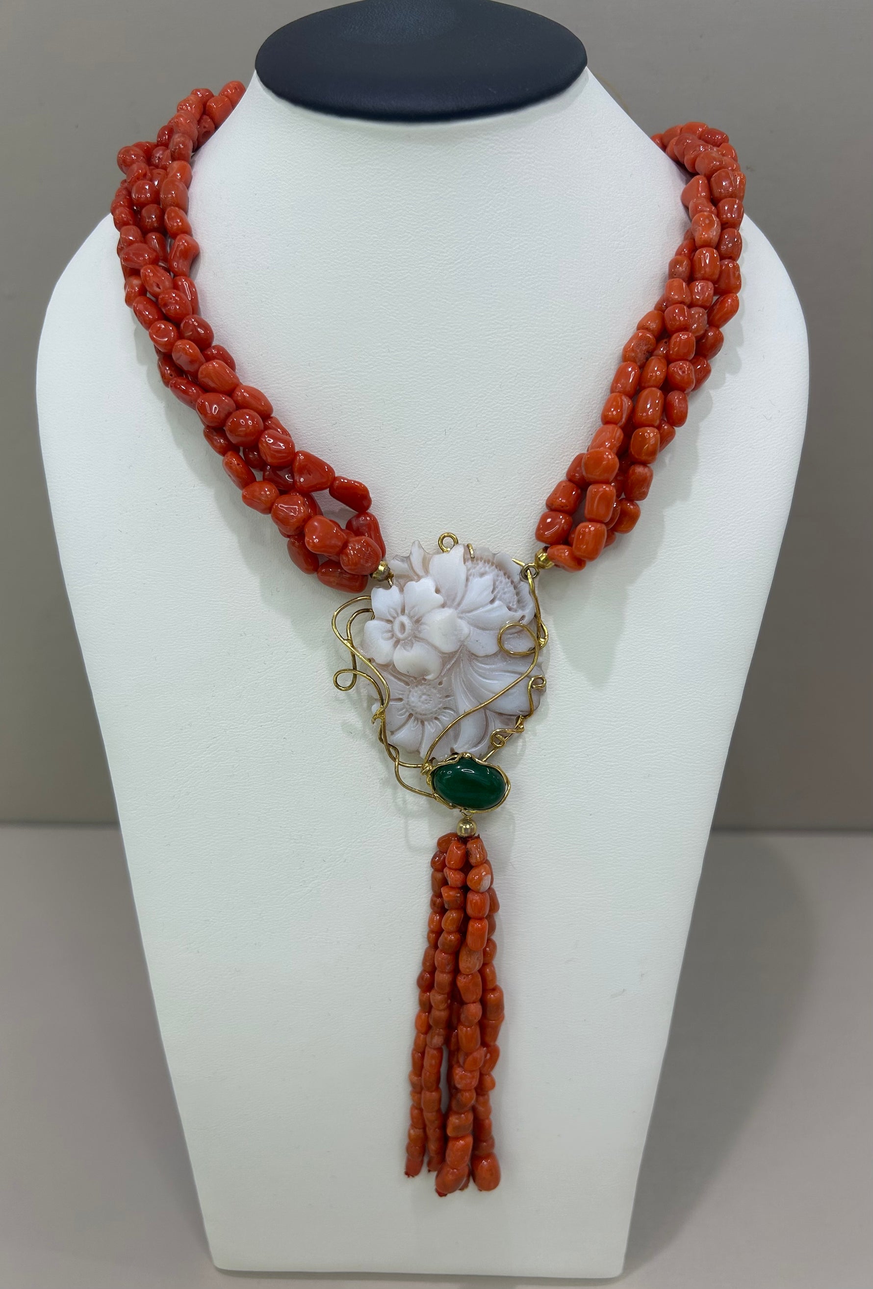 Collana torchon in corallo e cameo su base in argento dorata