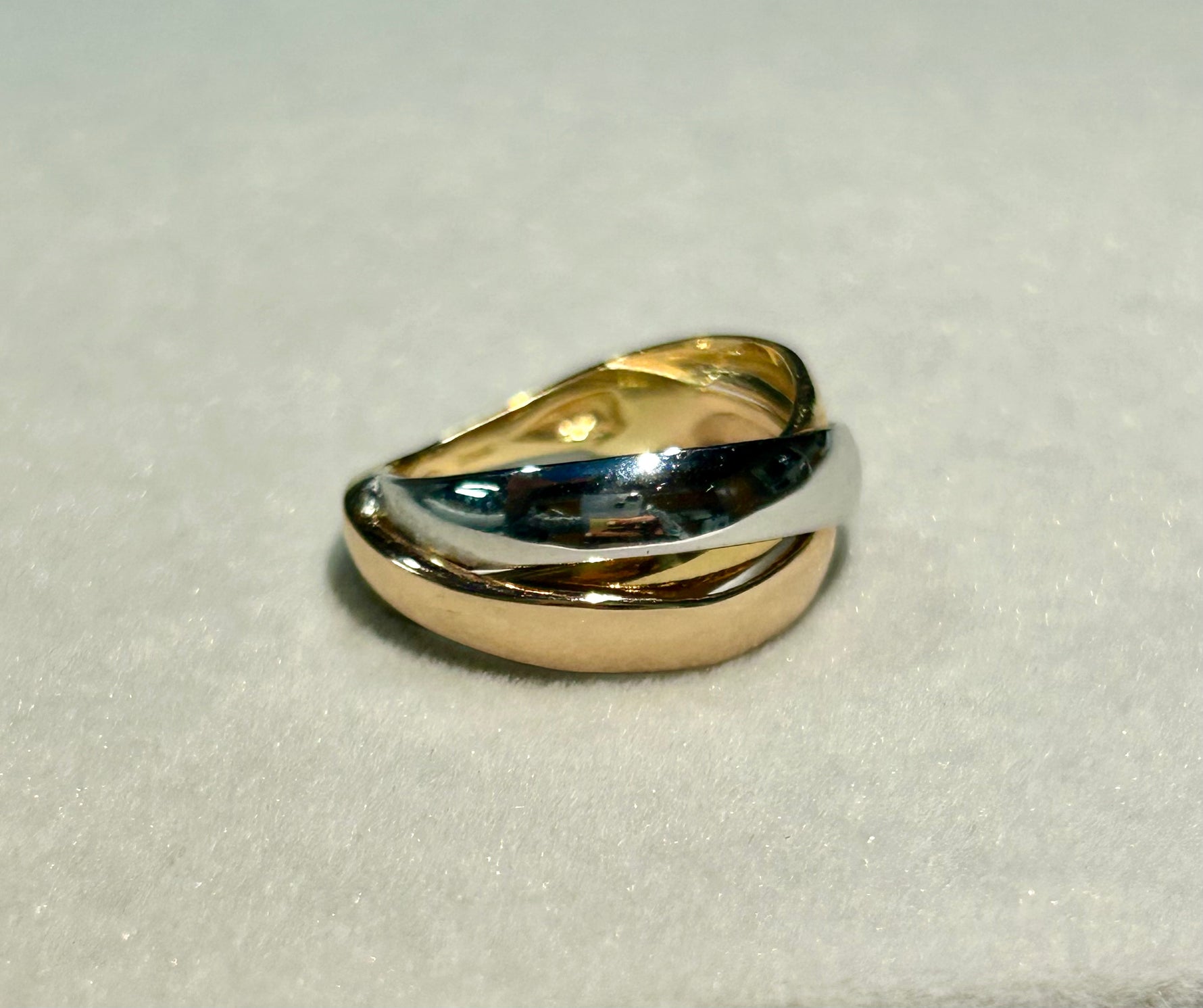 Anello in oro 18kt nei tre colori dell’oro