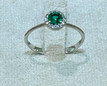 Anello in oro bianco 18kt con peridoto e zaffiri bianchi
