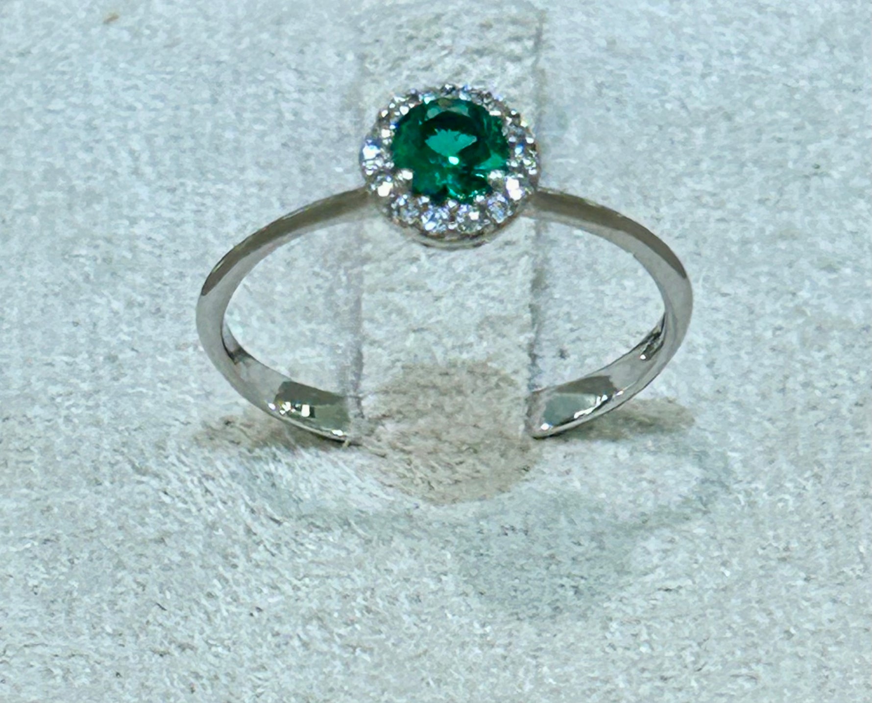 Anello in oro bianco 18kt con peridoto e zaffiri bianchi