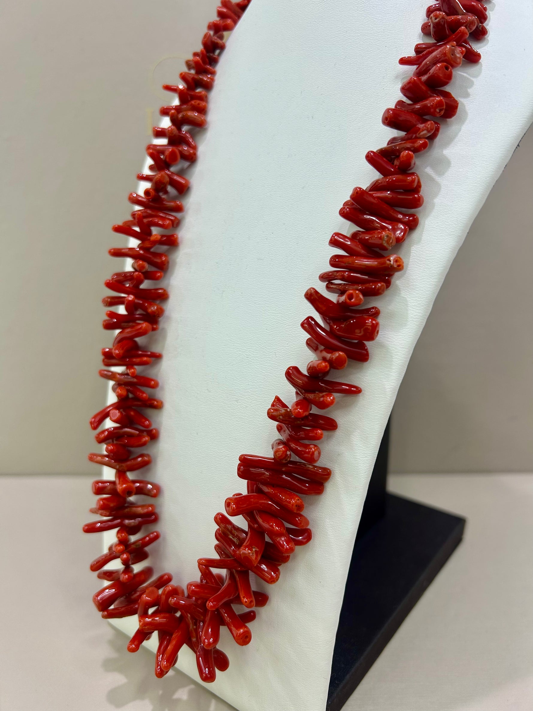 Collana rami di corallo certificato a degradare circonferenza 60cm.