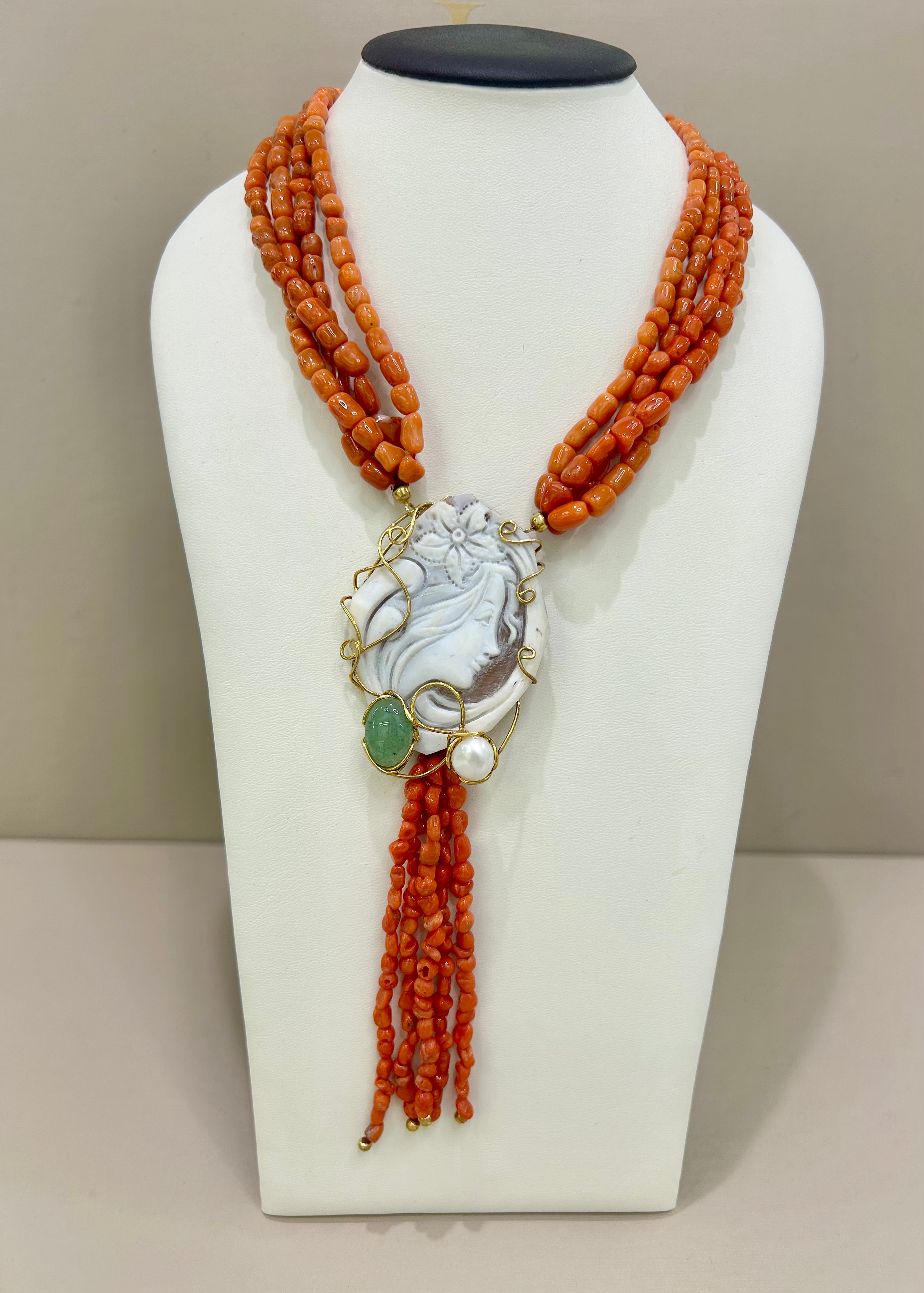 Collana corallo autentico con medaglione centrale in cameo inciso